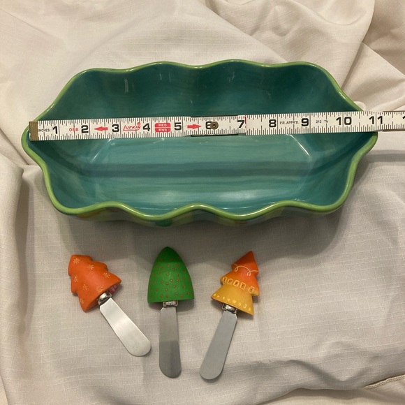 Gail Pittman Ruffle Oval Bowl and Cheese Spreaders - Picture 4 of 8